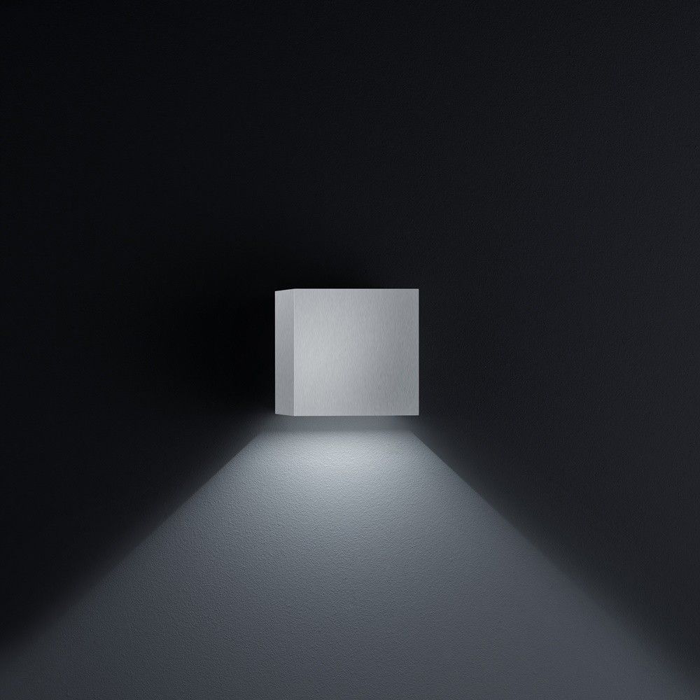 LED Außen-Wandleuchte Siri 44 IP54 Nickel-Matt an einer Wand, strahlendes Licht nach unten.
