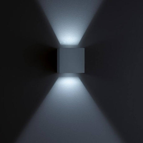 LED Wandaussenleuchte Siri 44 IP54 Schwarz an einer Wand, strahlendes Licht für den Eingangsbereich.