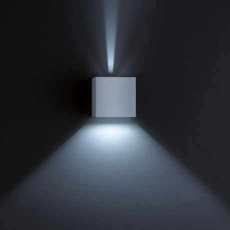 LED Außen-Wandlampe Siri 44 IP54 Silbergrau an einer Wand mit stufenlos verstellbarem Lichtaustritt.