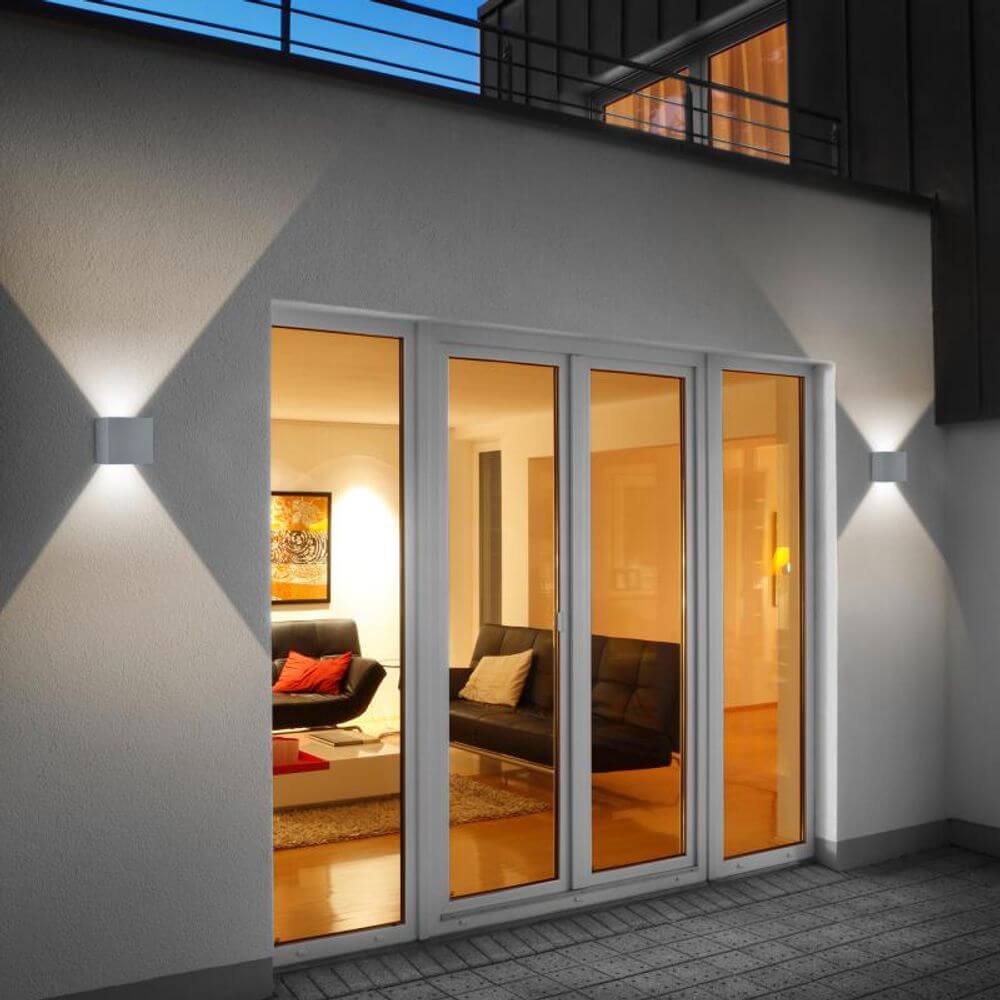 LED Außen-Wandlampe Siri 44 IP54 Silbergrau an einer modernen Hauswand, die den Eingang beleuchtet.