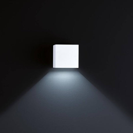 LED Außen-Wandlampe Siri 44 IP54 Weiß an einer Wand, stufenlos verstellbarer Lichtaustritt.