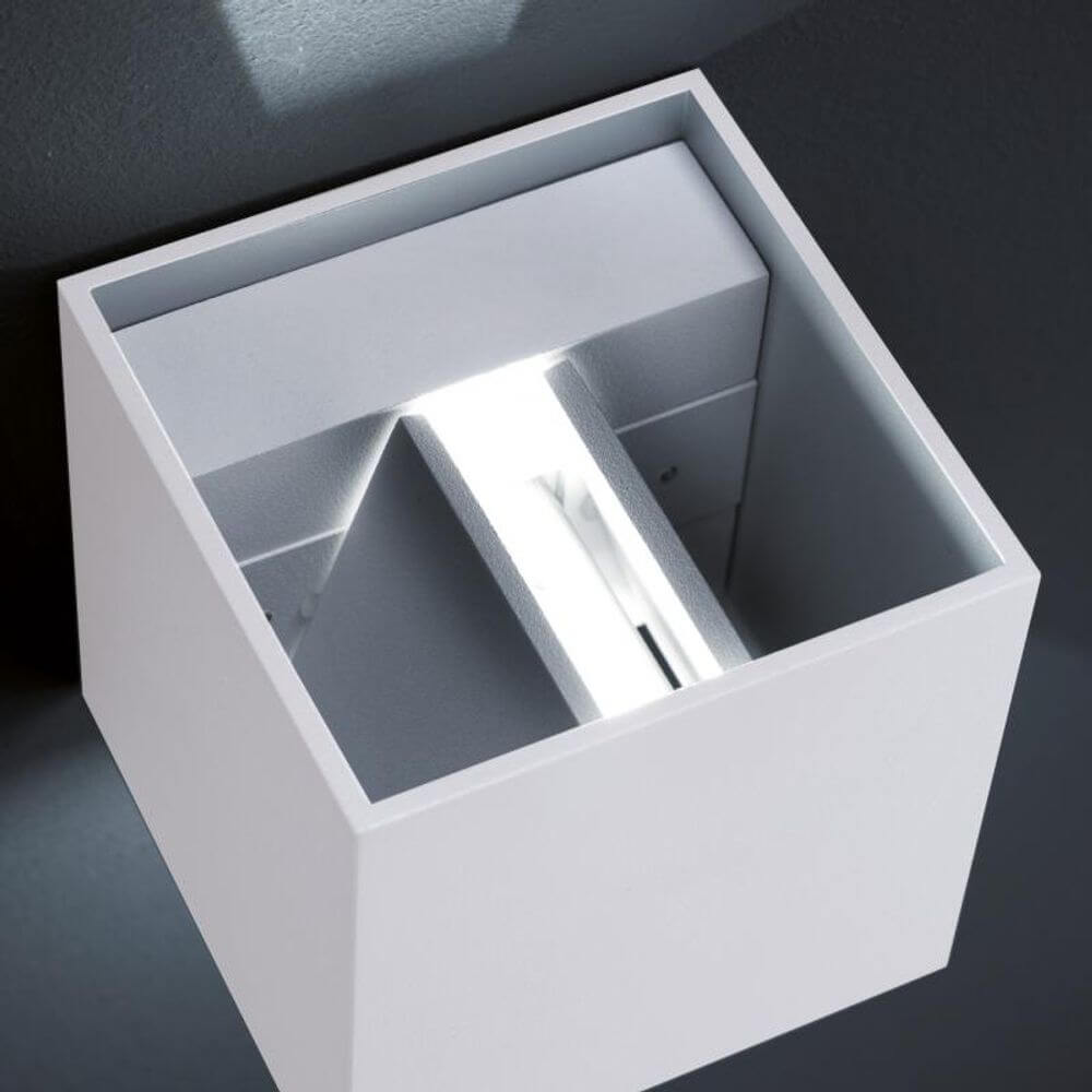 LED Außen-Wandlampe Siri 44 IP54 Weiß - quadratische, schlichte Außenleuchte mit verstellbarem Lichtaustritt.