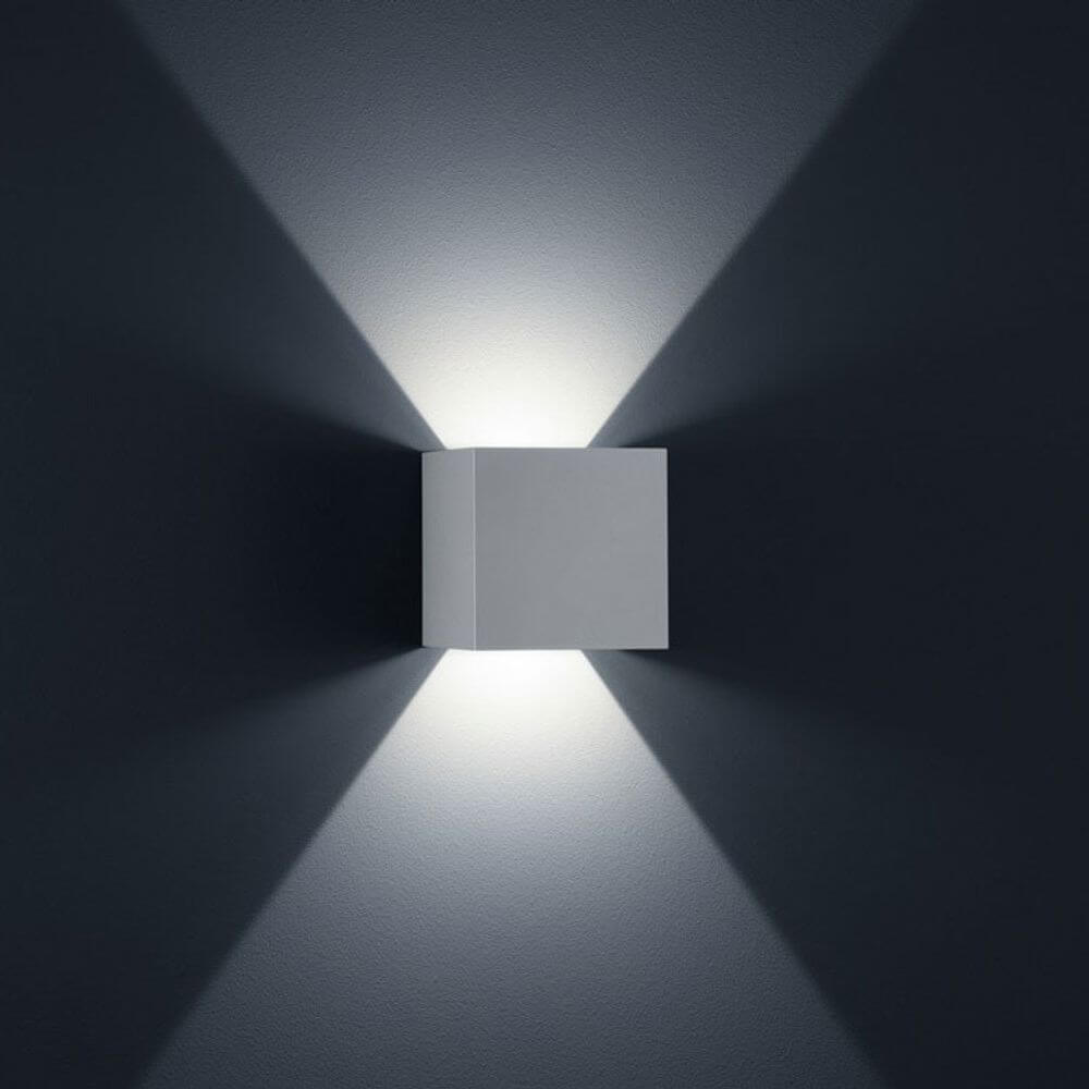 LED Außen-Wandleuchte Siri 44 - L IP54 Silbergrau an einer Wand montiert, strahlendes Licht