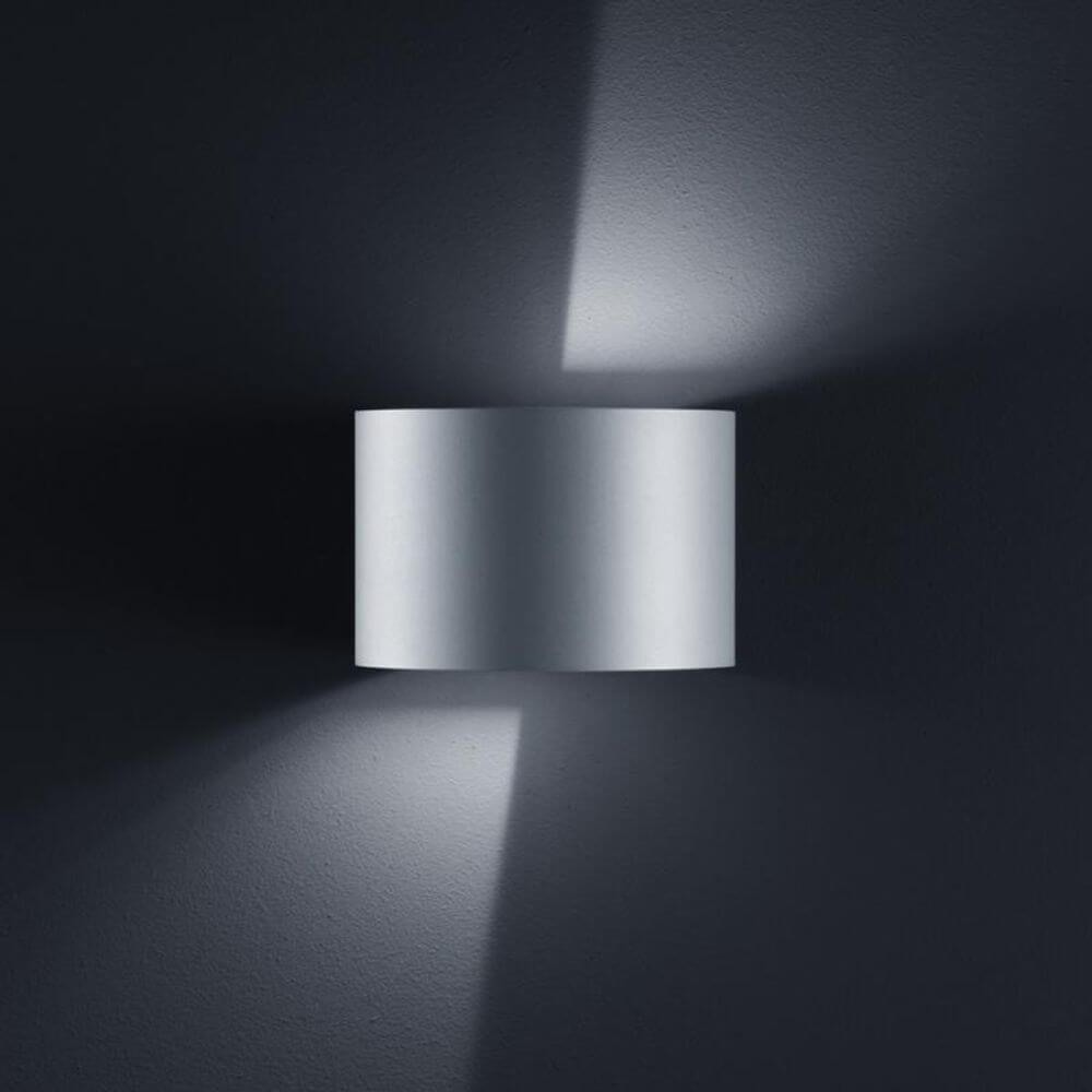 LED Außen-Wandleuchte Siri 44 - R IP54 Silbergrau mit elegantem Design und stimmungsvollem Licht.