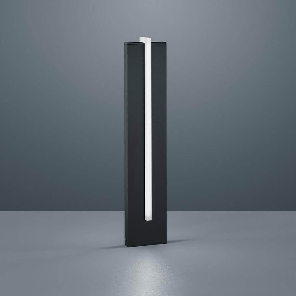 LED Außenstandlampe Oki IP54 2805lm Graphit in modernem Design auf einem grauen Hintergrund.