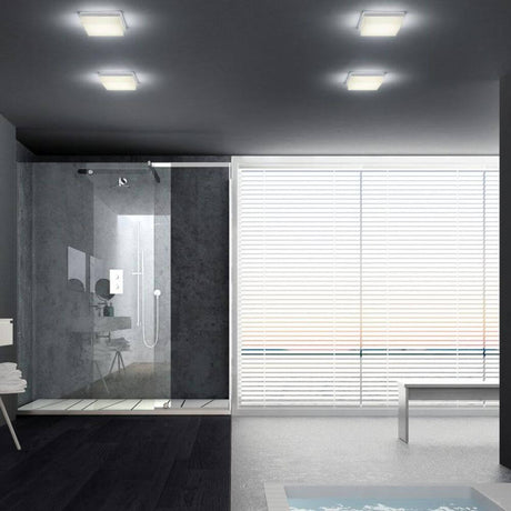 LED Decken-Badleuchte Cosi 610lm IP30 in modernem Badezimmer mit Dusche und großen Fenstern.