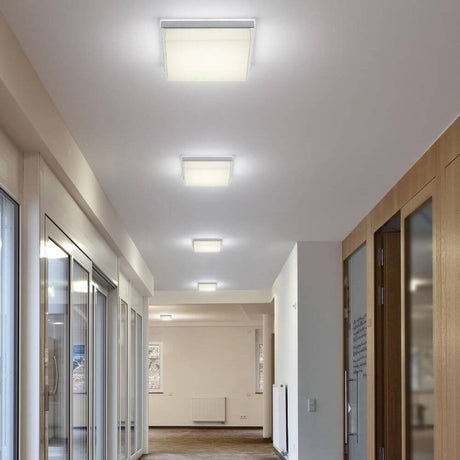 LED Bad-Deckenleuchte Cosi 3830lm IP30 in einem modernen Flur mit homogenen Licht und indirekten Effekten.