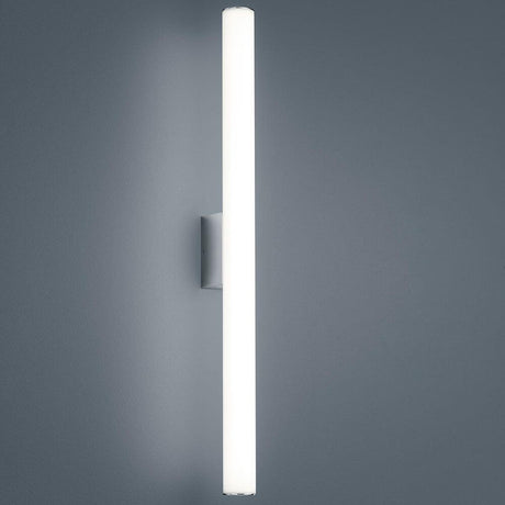 LED Bad Spiegelleuchte Loom 60cm 1130lm chrom Warmweiß an einer Wand montiert mit warmem Licht.