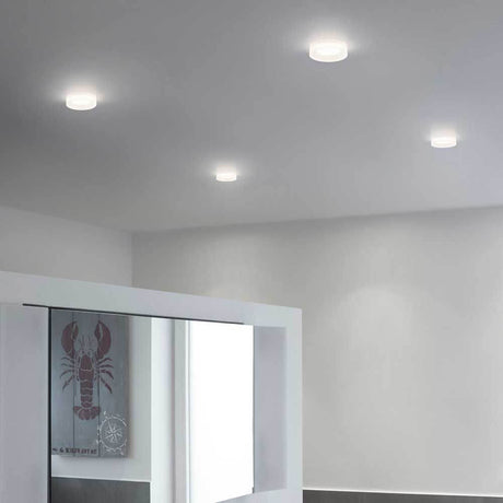 LED Decken-Einbauleuchte Iva Dimmbar satiniert IP44 in einem modernen Badezimmer mit Spiegel.