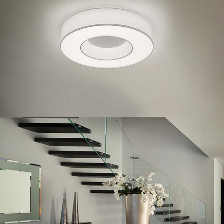 LED Deckenlampe Lomo Weiß, Schirm Chintz Weiß im modernen Wohnraum über einer Treppe.