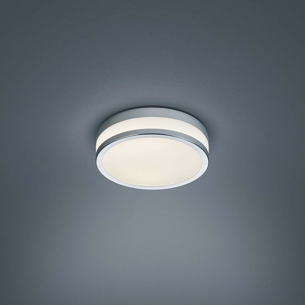 LED Deckenlampe Zelo Chrom an einer Decke montiert mit modernem Design und sanfter Beleuchtung.