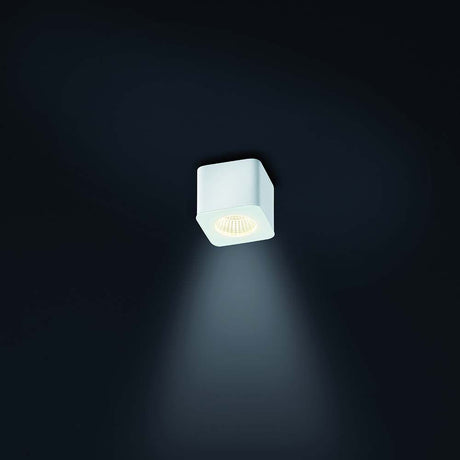 Plafonnier moderne LED Oso blanc, carré, diffuse une lumière chaleureuse, idéal pour les intérieurs modernes.