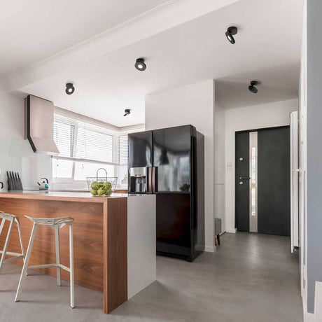 LED Deckenspot Goto schwenkbar IP54 Schwarz in modernem Küchendesign mit warmweißem Licht.