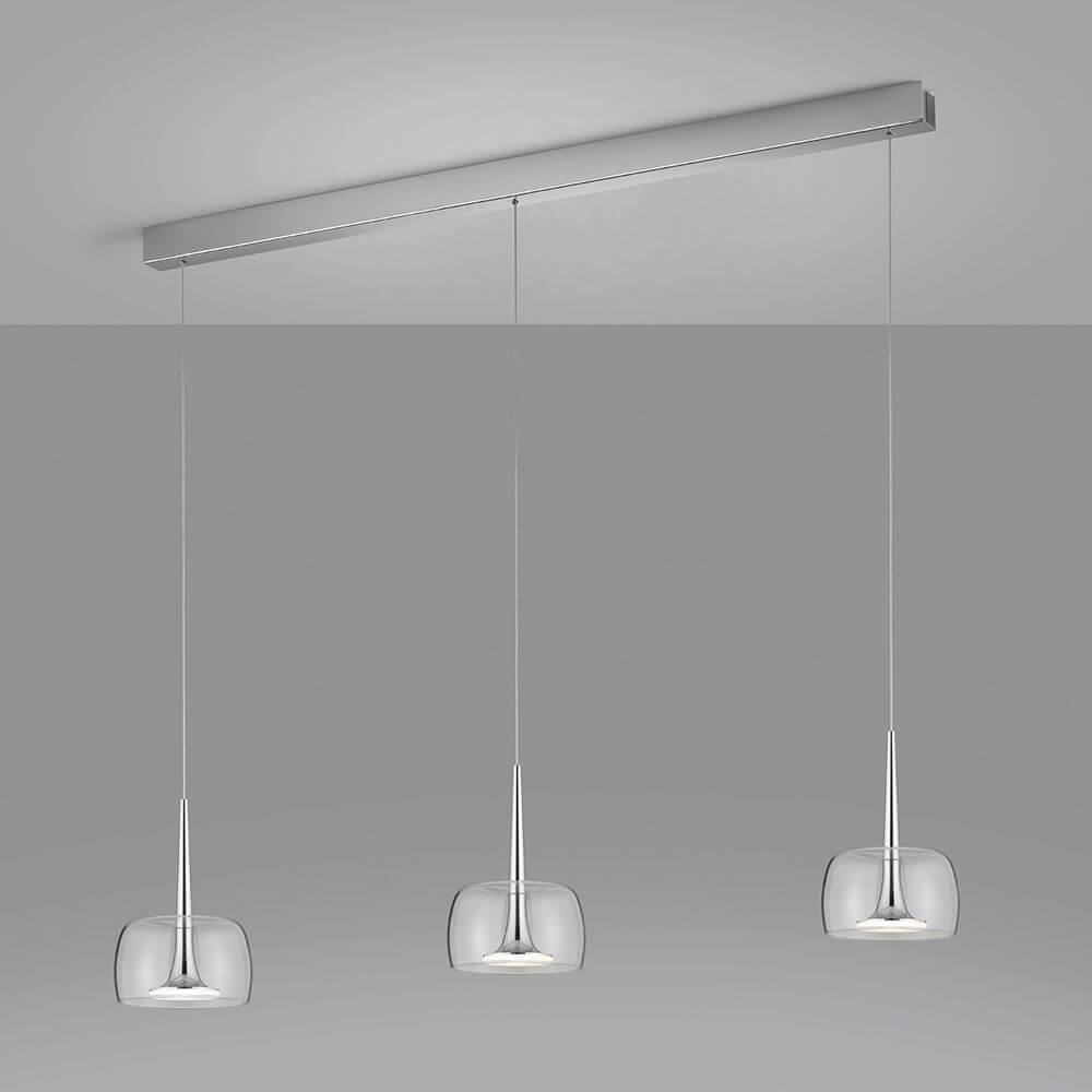 LED Pendelleuchte Flute Chrom mit drei transparenten Lampenschirmen über einem grauen Hintergrund.