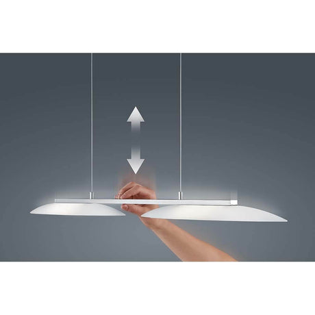 LED Suspension Sally nickel mat, chrome en action, hauteur réglable d’un geste de la main.