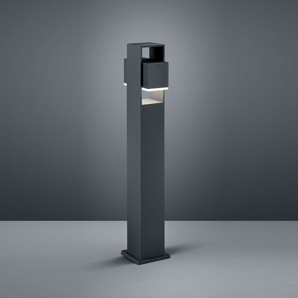 LED Pollerleuchte Isy IP54 Graphit in modernem Design auf grauem Hintergrund.
