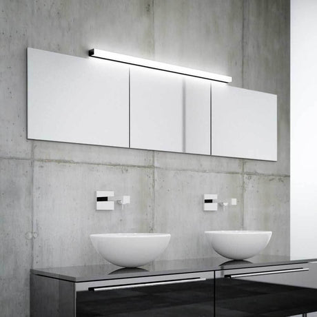 LED Spiegellampe Lado 120cm 2080lm Chrom Warmweiß über zwei Waschbecken in modernem Badezimmer.