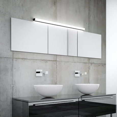 LED Spiegellampe Lado 120cm 2080lm Schwarz Warmweiß über modernem Waschbecken mit weißem Spiegel.