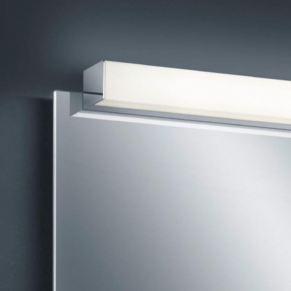 LED Spiegellampe Lado 60cm 1040lm Chrom Warmweiß an einem Spiegel montiert.