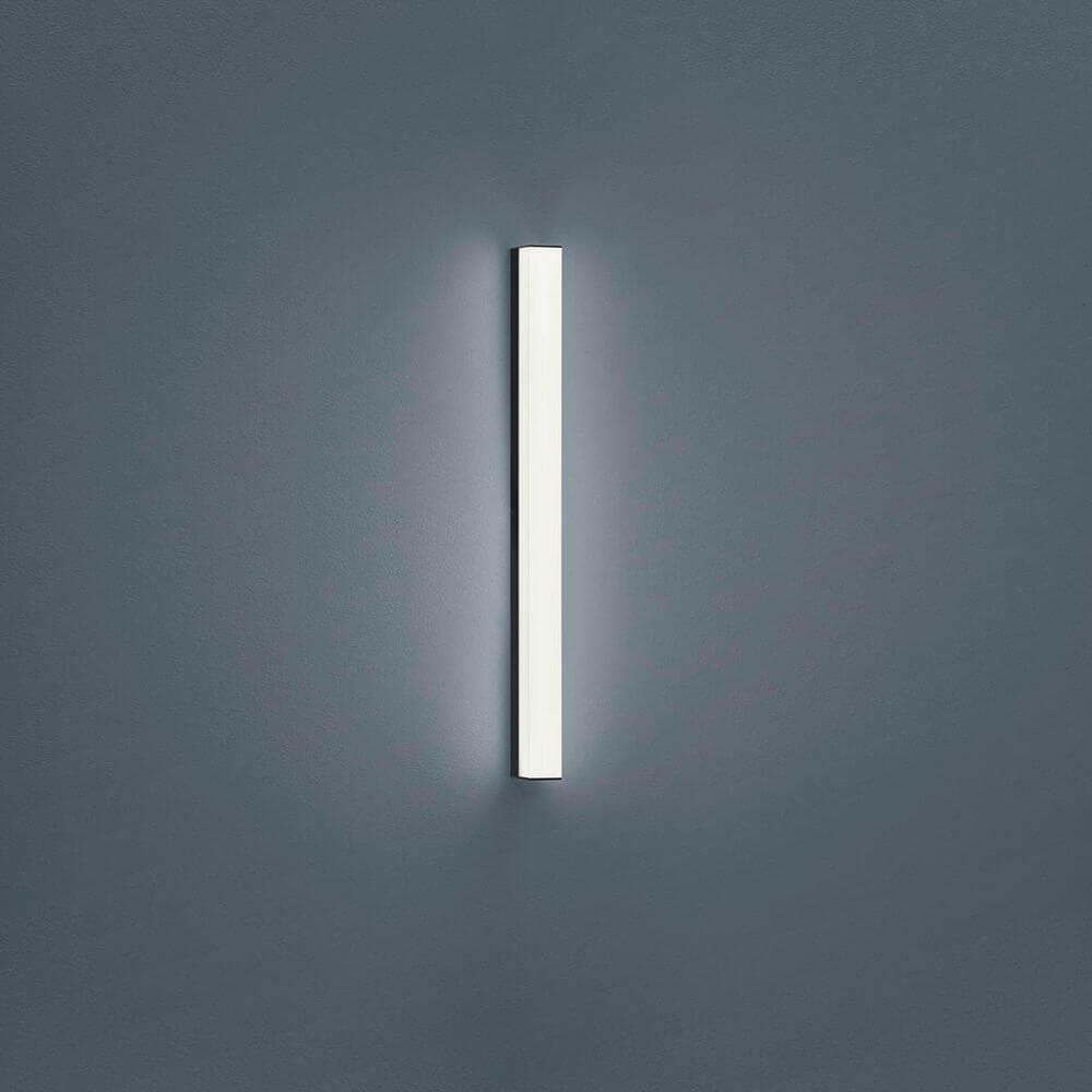 LED Spiegellampe Lado 60cm 1040lm schwarz Warmweiß an grauer Wand montiert
