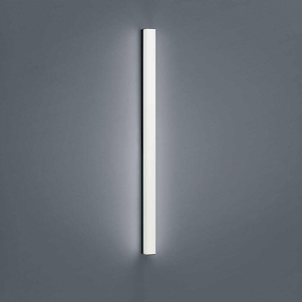 LED Spiegellampe Lado 90cm 1560lm Schwarz Warmweiß an einer Wand montiert.