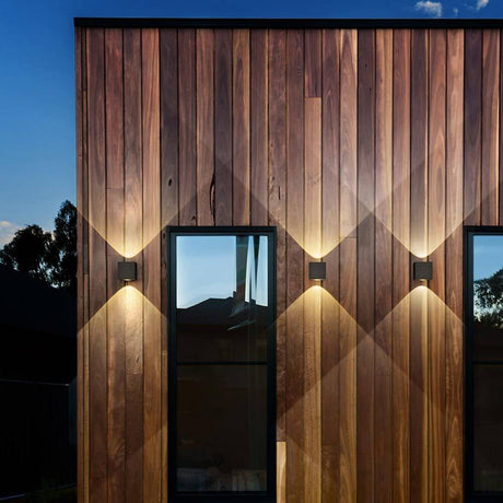 LED Wand-Außenleuchte Peka IP54 380lm Graphit an Holzfassade mit schönem Lichtschein