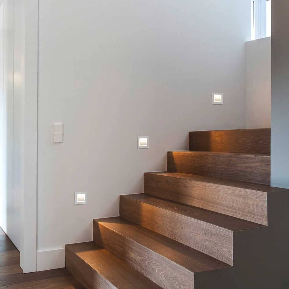 LED Wandeinbaustrahler Sent in warmweiß, verstellbar, an Treppe in modernem Wohnbereich installiert.