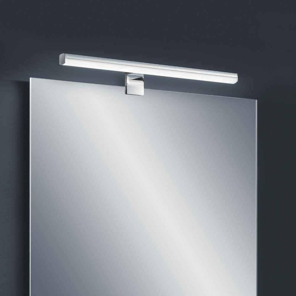 LED Wandlampe Gaia Chrom über einem Spiegel für elegantes Lichtdesign.