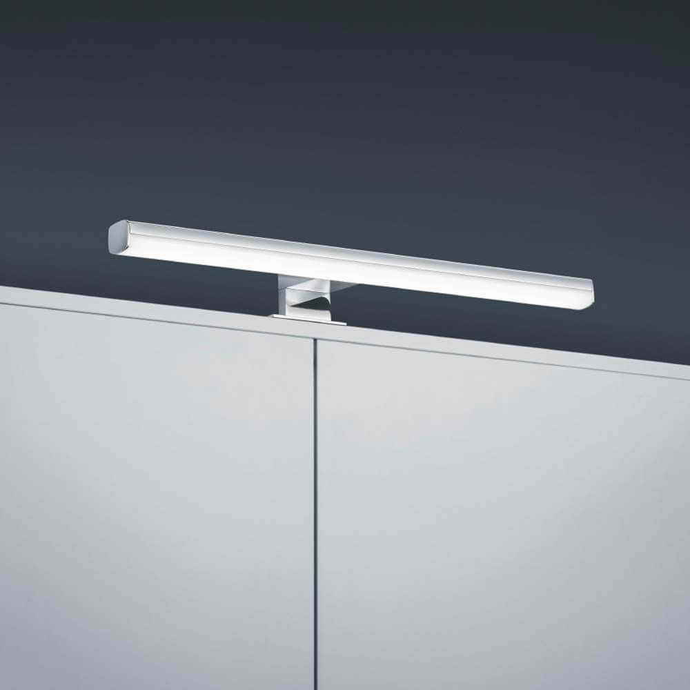 LED Wandlampe Gaia Chrom über einem Möbelstück montiert, stilvoll und modern gestaltet.