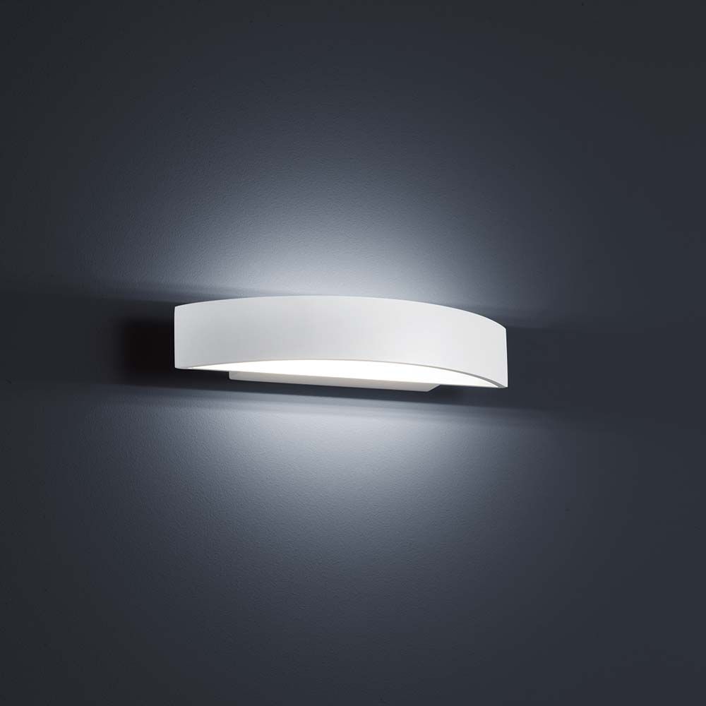 Elegante LED Wandlampe Yona Weiß an einer Wand montiert, strahlt warmes Licht aus.