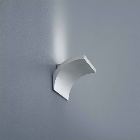 LED Wandlampe Adeo Nickel-Matt an einer grauen Wand, modernes und elegantes Design.