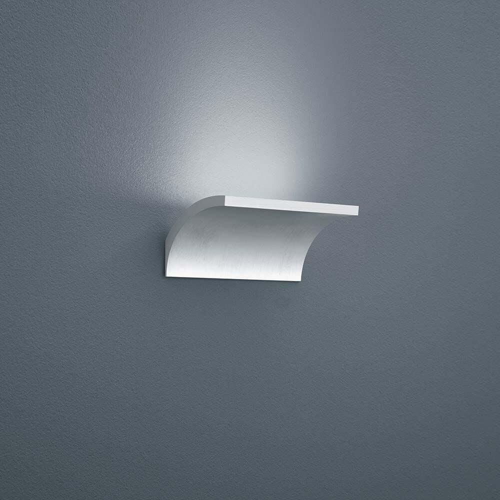LED Wandlampe Adeo Nickel-Matt an grauer Wand, modernes Design und elegante Beleuchtung.