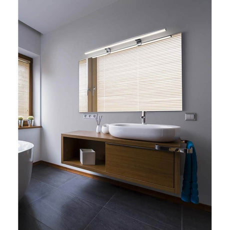LED Wandleuchte Gaia Chrom in modernem Badezimmer mit hellem Design und eleganter Spiegelbeleuchtung.