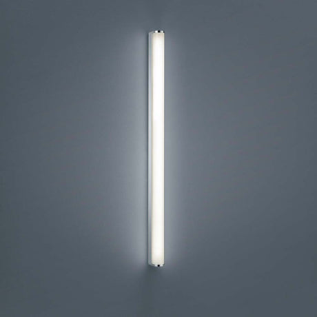 LED Wandleuchte Ponto Chrom an grauer Wand, modernes Design mit diffusen Licht.