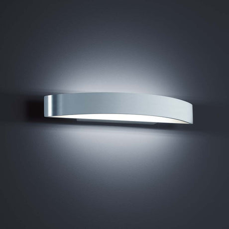 LED Wandleuchte Yona Alu-Poliert, Weiß an einer Wand montiert, elegantes Design und warmes Licht.