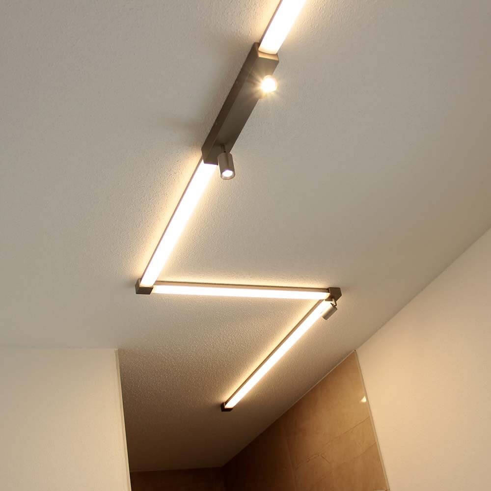 Moderne LED-Deckenbeleuchtung mit Linienverbinder, elegant in Weiß, ideal für stilvolle Raumgestaltung.
