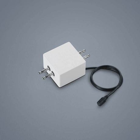 Connecteur de ligne avec alimentation par câble Vigo blanc sur fond gris, avec câble de raccordement.