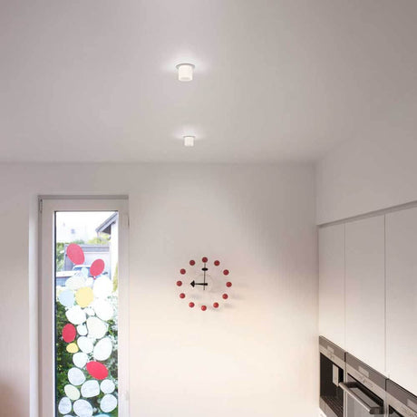 Mini LED Decken-Einbauleuchte Pic mit Zylinder in moderner Küche, auf hellem Deckenhintergrund.