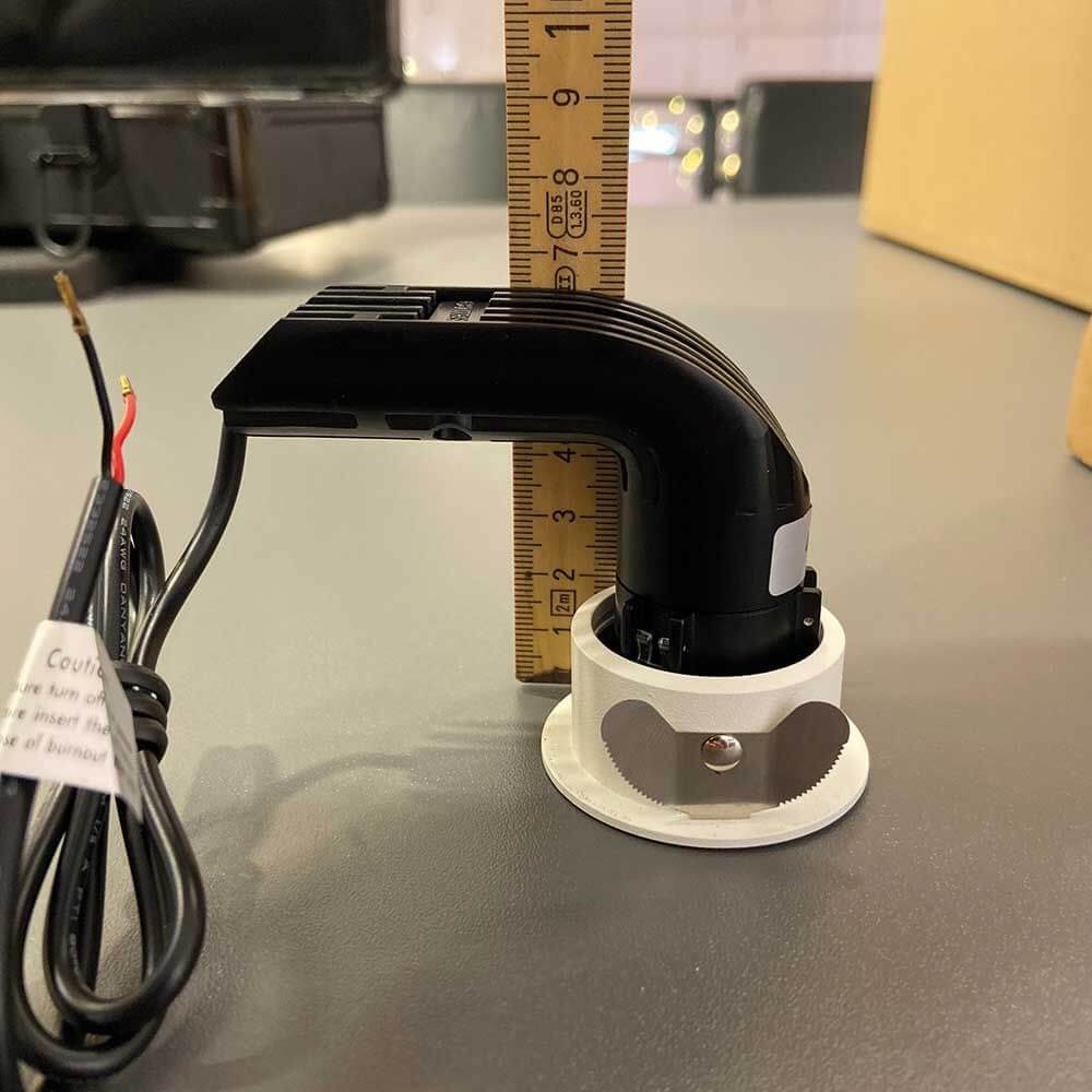 Mini LED Einbaustrahler Pic von Helestra mit Maße und Kabelanschluss auf grauem Hintergrund.