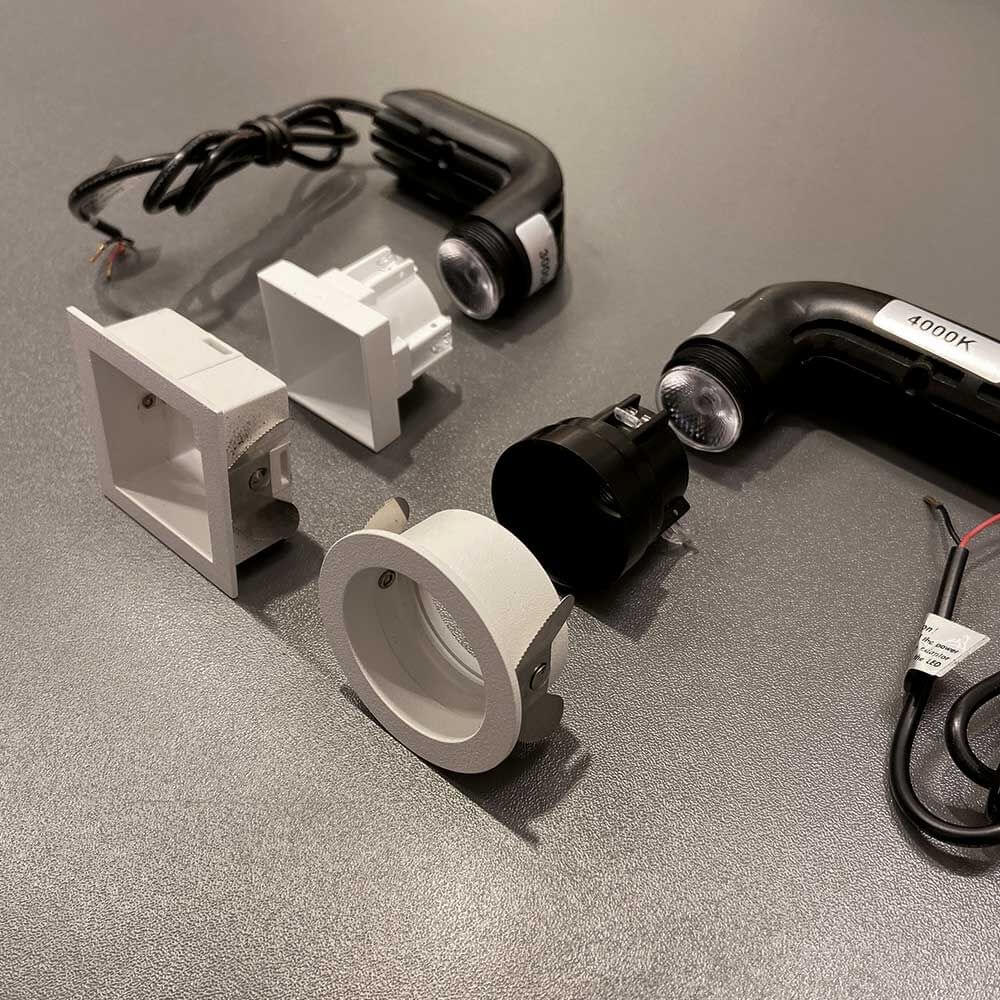 Mini LED Deckeneinbauleuchten Zubehörteile: Rahmen, Fassung und Kabel in elegantem Design.