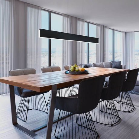 LED Suspension Nex noire au-dessus d'une table à manger moderne dans une pièce élégante.