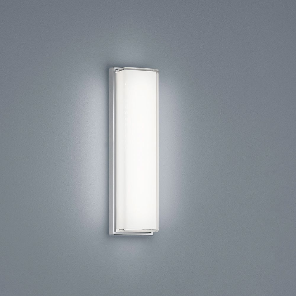 LED Wandlampe Cosi Chrom an einer grauen Wand, ideal für individuelle Beleuchtung im Badbereich.