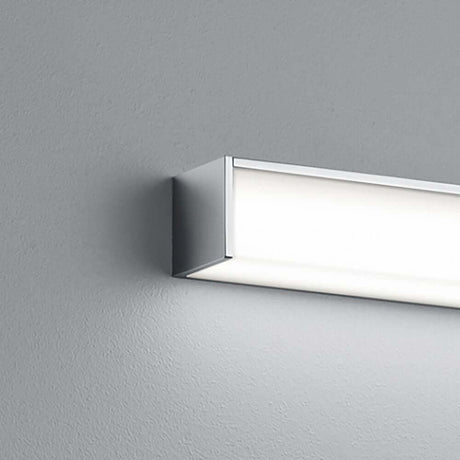 LED Wandlampe Nok IP44 Chrom an einer Wand montiert, ideal für Küche, Bad oder Eingangsbeleuchtung.
