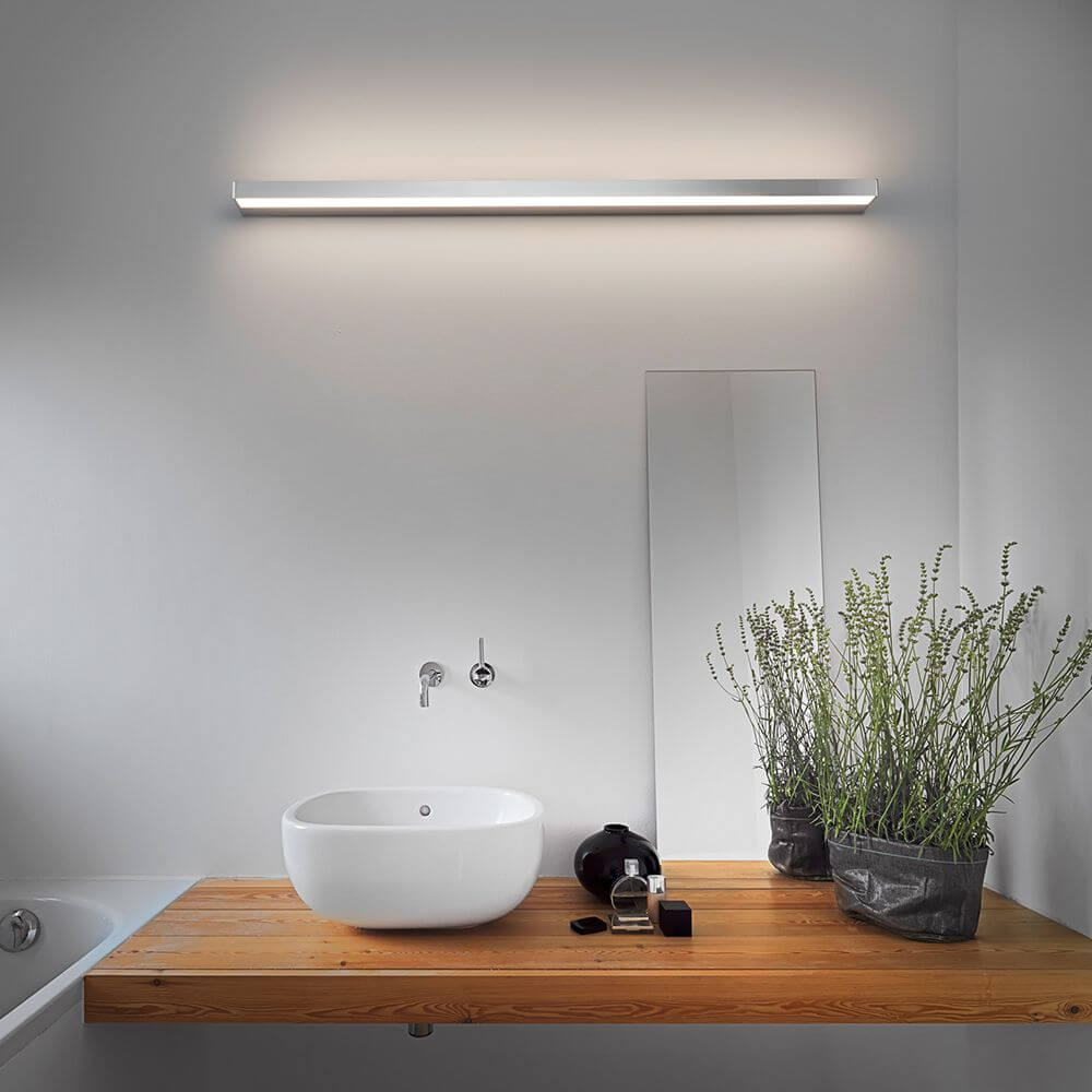 LED Wandlampe Slate 90cm IP44 Chrom über modernem Waschbecken in stilvollem Badezimmer.