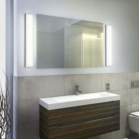 LED Wandleuchte, Cosi Chrom an Spiegel im modernen Badezimmer, dimmbare Beleuchtung für individuelles Ambiente.
