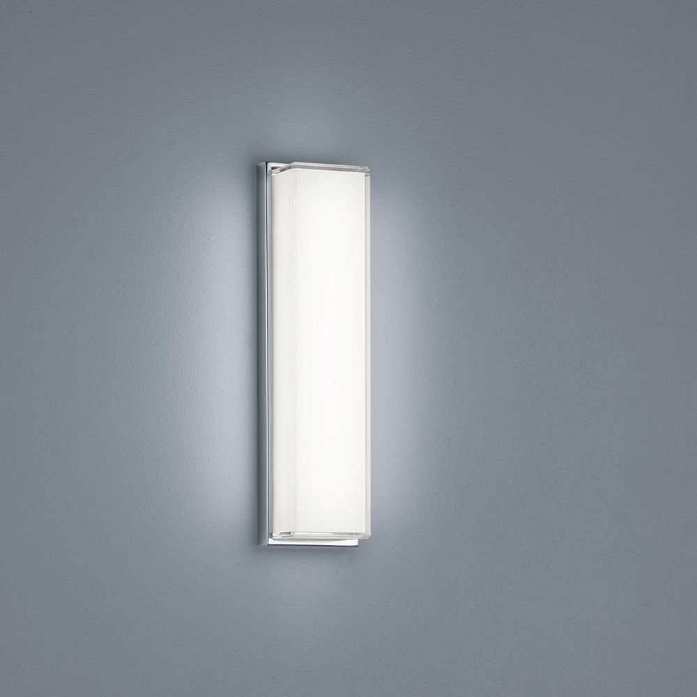 LED Wandleuchte Cosi Chrom an einer grauen Wand, ideal für individuelle Beleuchtung im Bad.