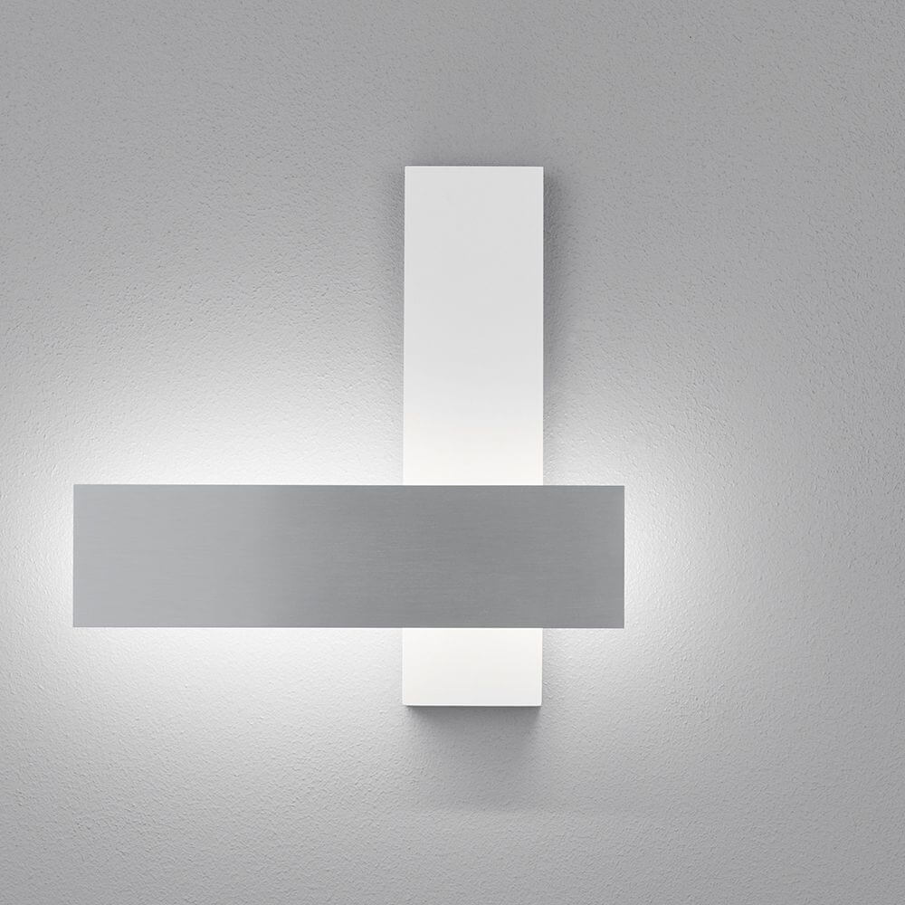 LED Wandleuchte Dex Weiß, Alu-Poliert an grauer Wand mit dimmbarer Beleuchtung