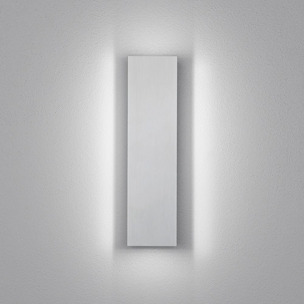 LED Wandleuchte Dex Weiß, Alu-Poliert an der Wand montiert, helles Licht strahlt nach oben und unten.