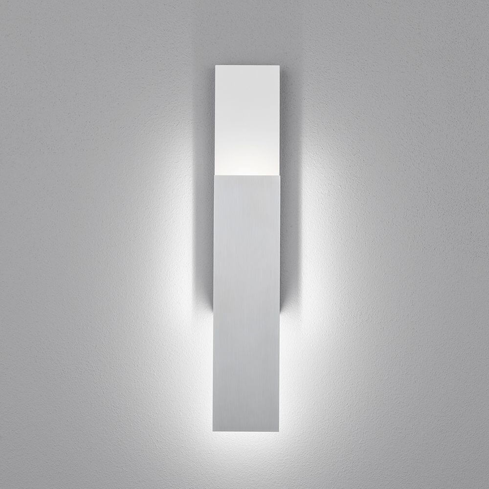 LED Wandleuchte Dex Weiß, Alu-Poliert an der Wand montiert, perfekte Beleuchtung für Wohnräume.