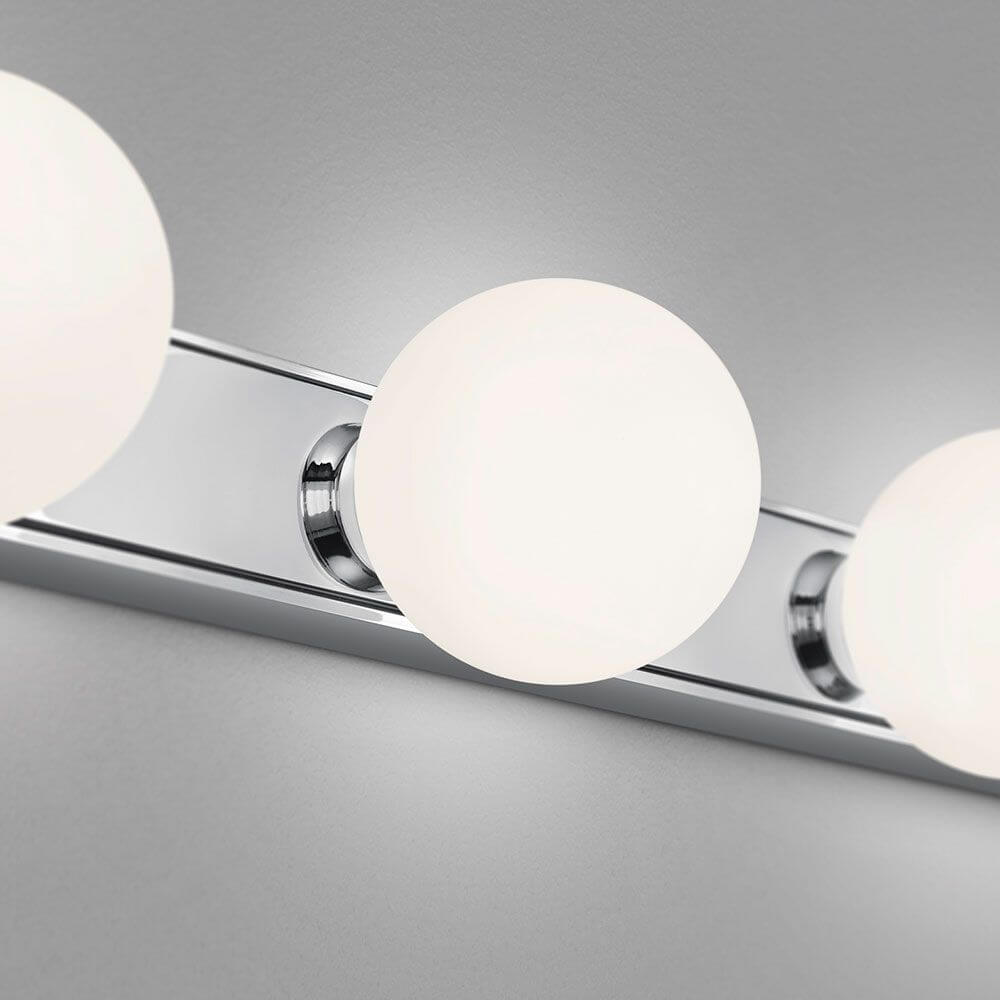 LED Bad-Wandlampe Lis 4-flammig Chrom mit satiniertem Opalglas und stylischem Chromdesign